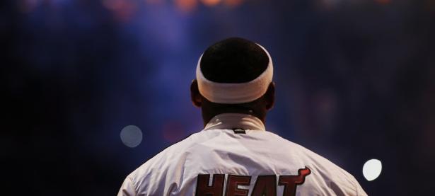 开云体育APP下载-戈麦斯点燃安联之夜，德国战车如何以战术碾压重塑红魔之殇