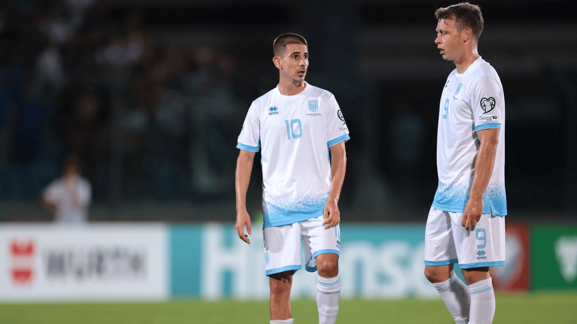 欧预赛比赛奋战场面展现，球员全力备战争夺胜利的简单介绍