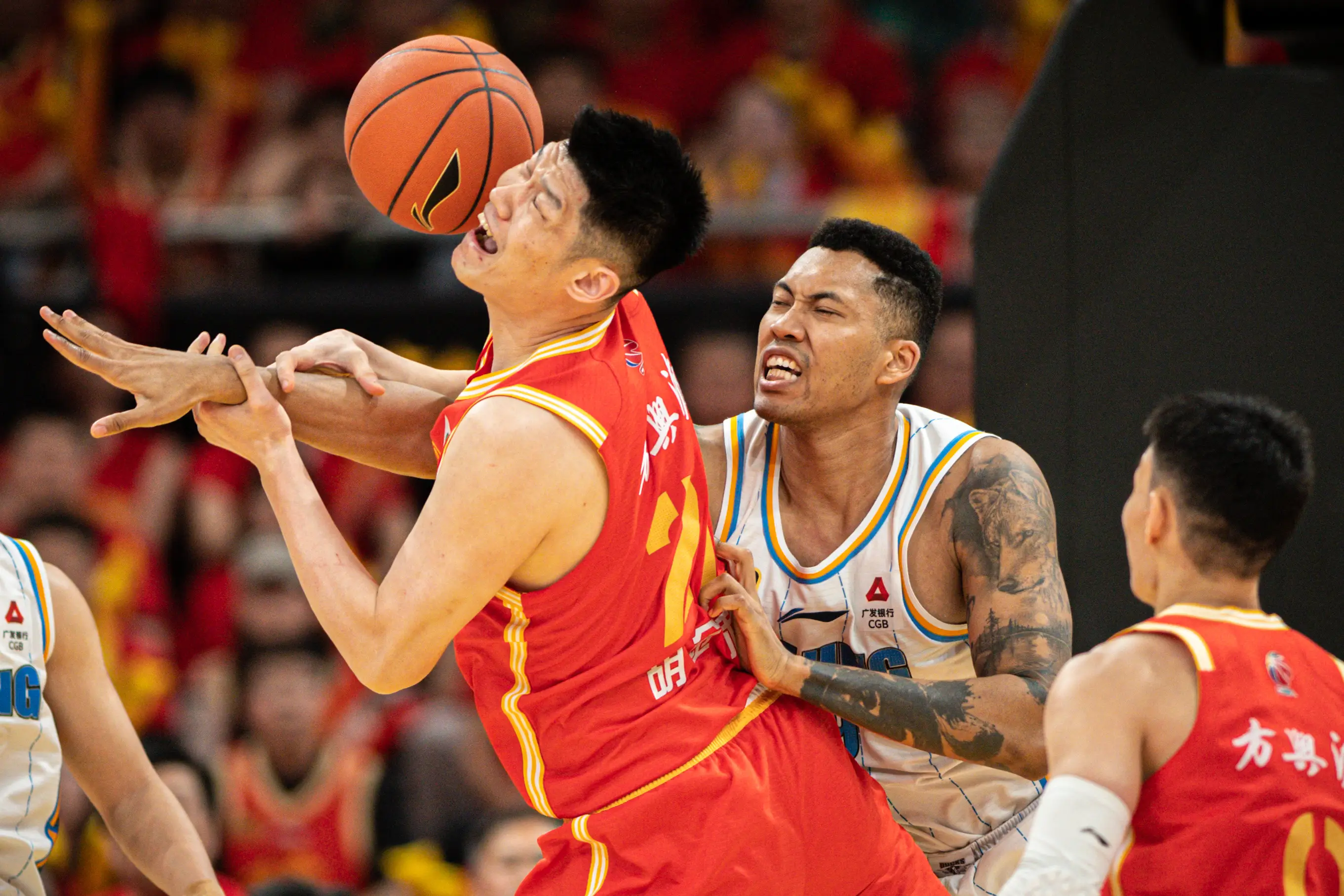 关于十六强逐鹿中原，足坛豪强势如破竹的信息