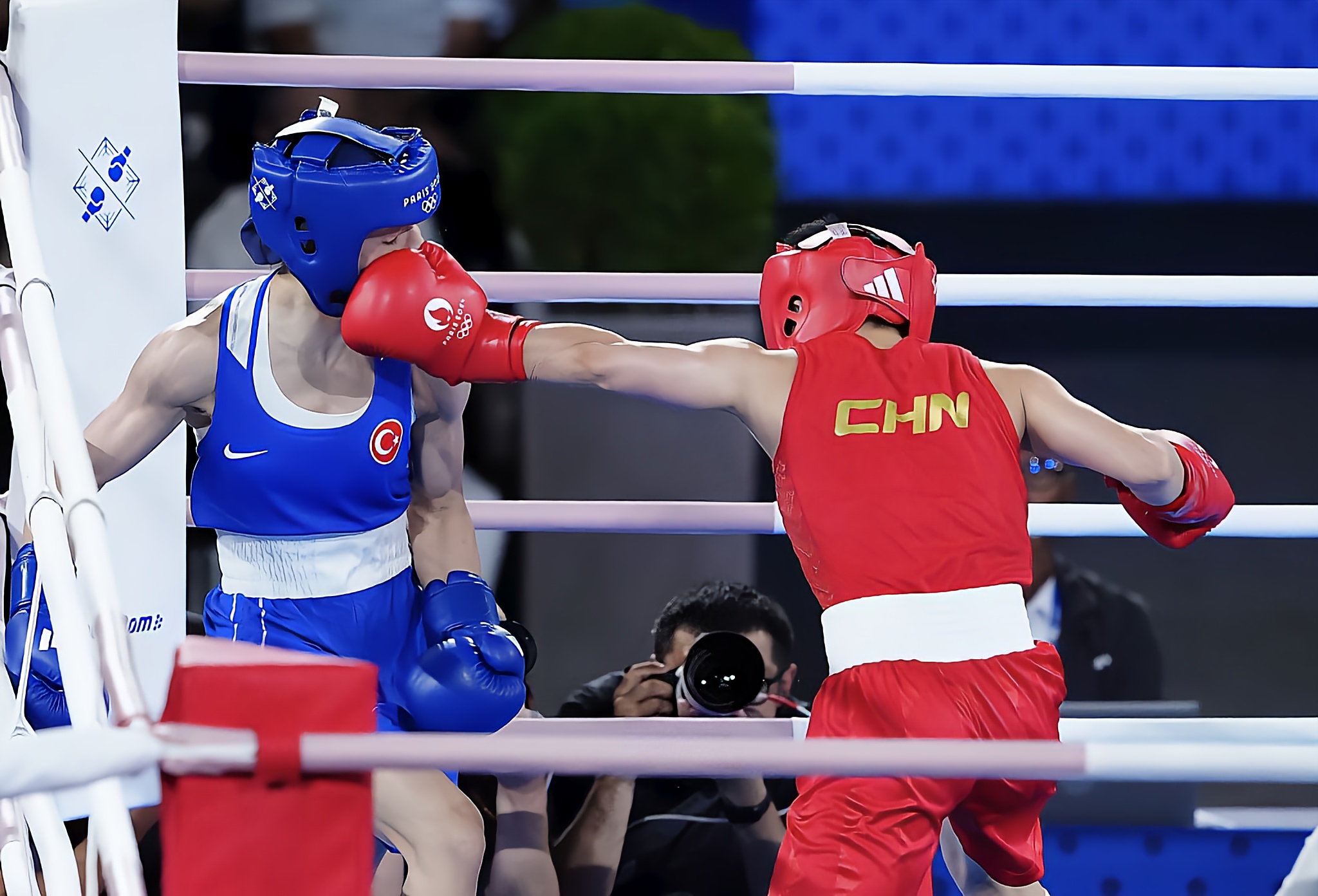 拳击比赛中选手拳拳到肉战胜对手的简单介绍