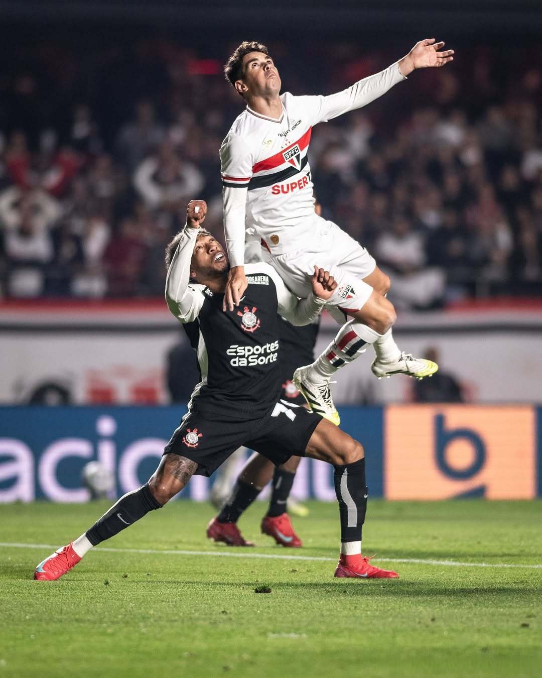 包含巴萨鏖战里昂，佩德里惊艳四座的词条