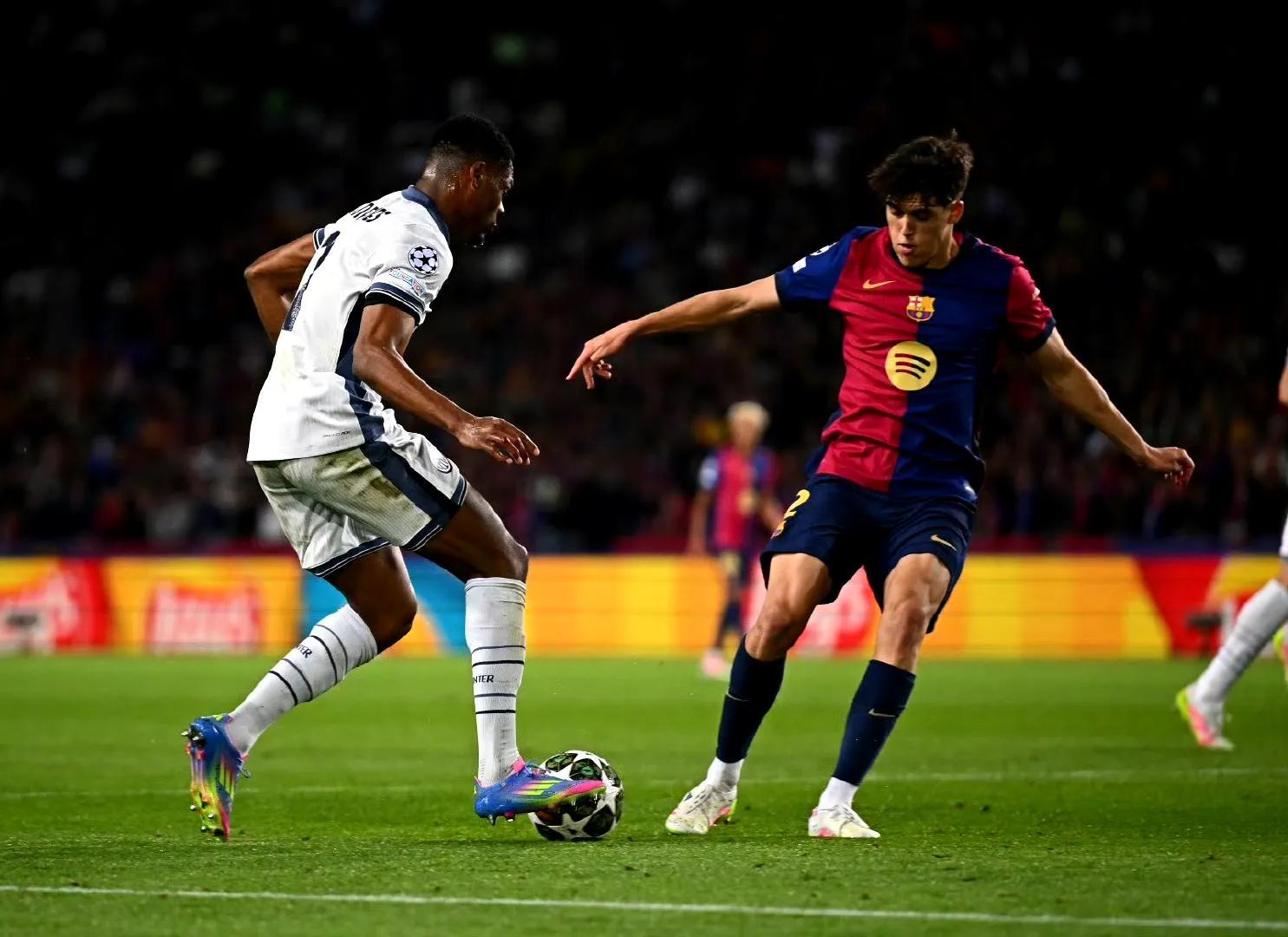 包含英格兰强势AC米兰，卡塞米罗统治全场的词条