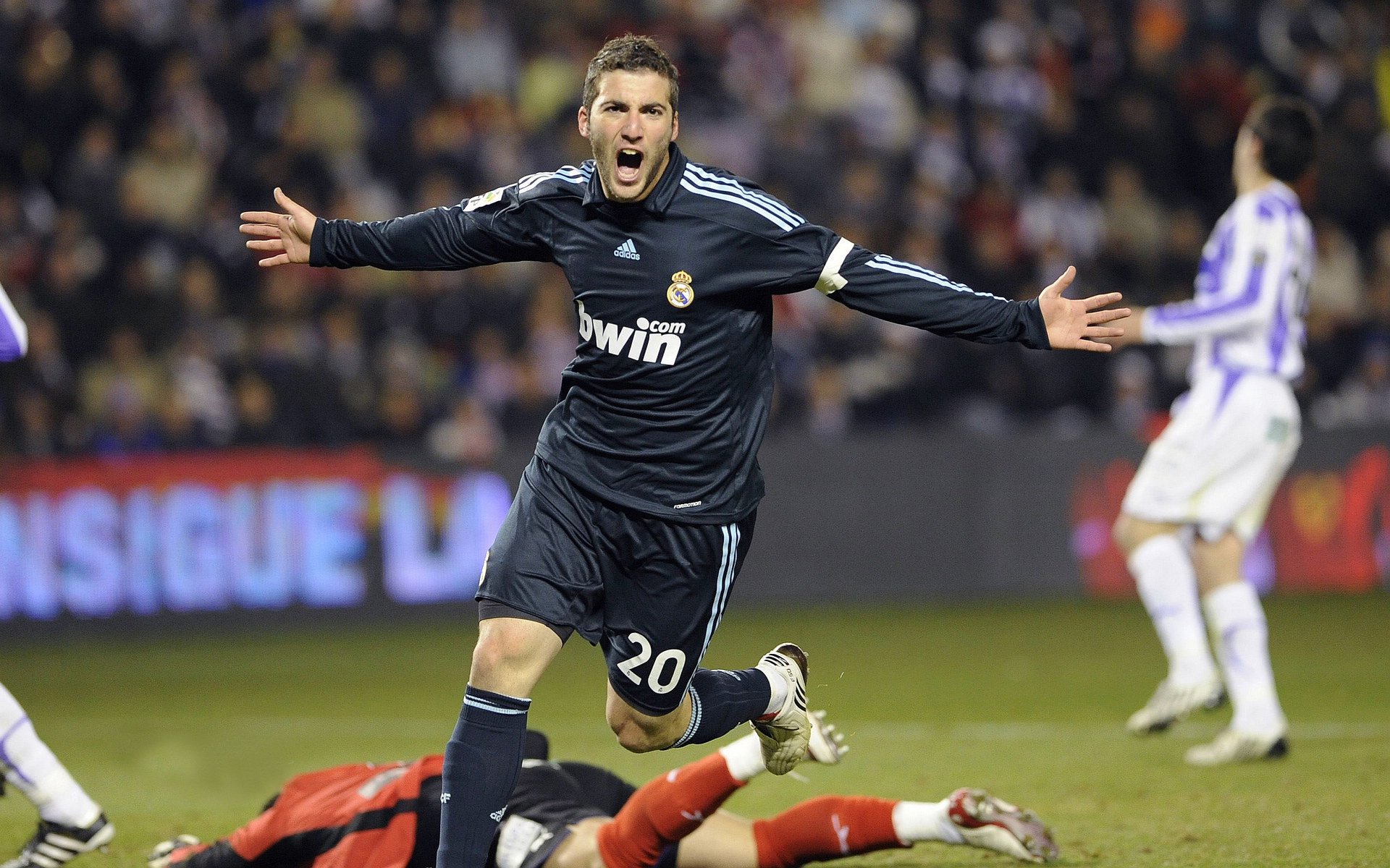 范戴克铁壁锁黄蜂，塞维利亚的非典型碾压哲学